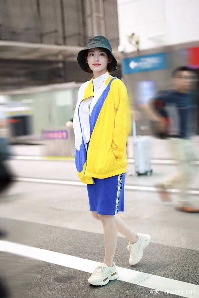 一身|张嘉倪换了个齐肩短发气质大变，穿花边上衣+伞裙，又嫩又清纯