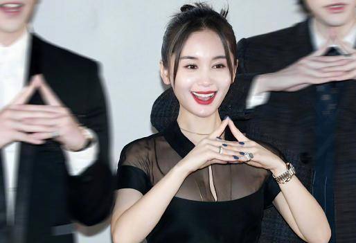 典范|王子文不愧是娇小女生穿衣典范,一身黑色透视裙,完美hold住场面