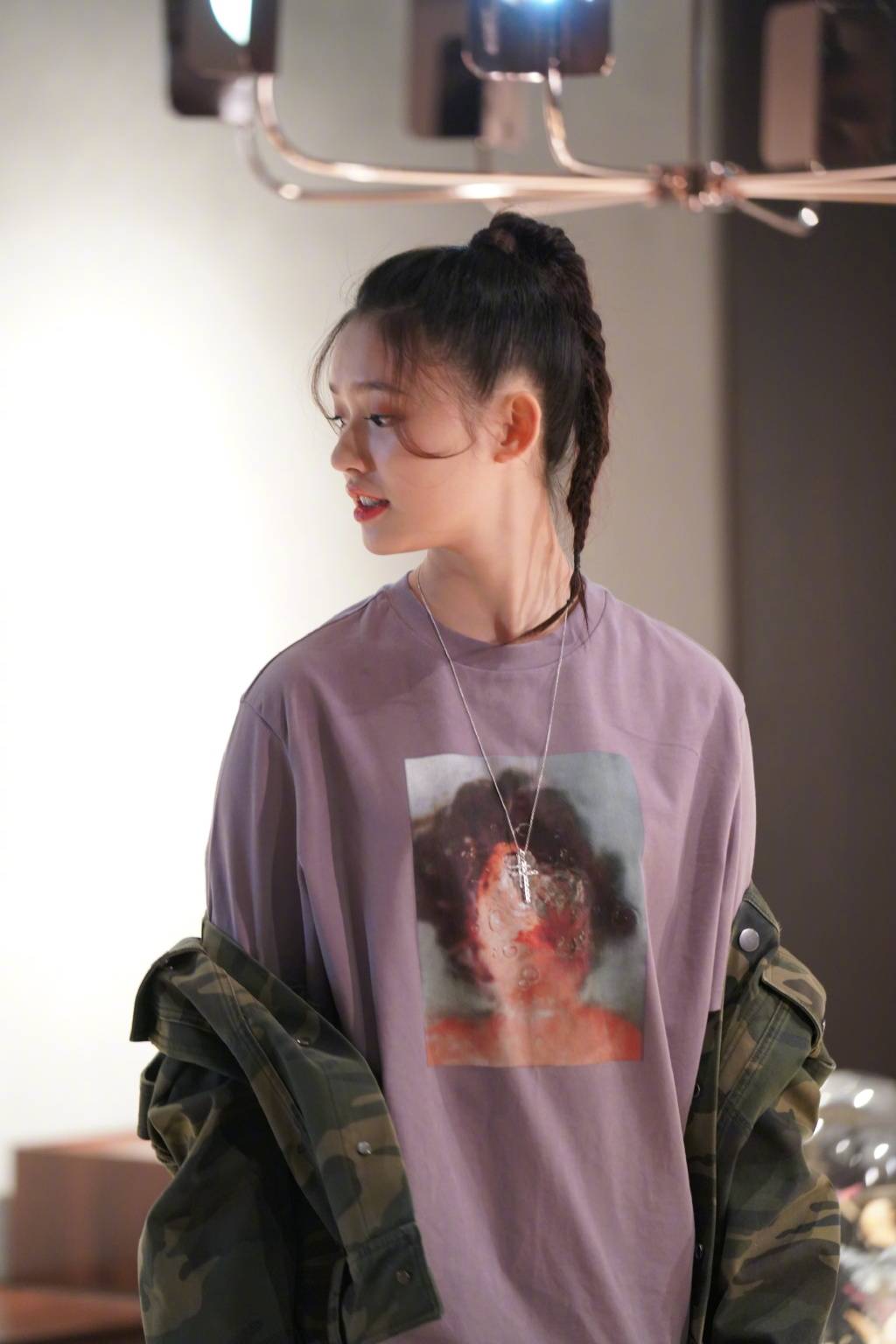 荧光|元气小花林允，荧光色运动上衣搭配学生裙，混搭出自己的时尚风格