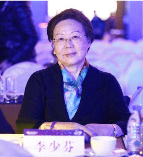 印花|85岁李少芬罕见现身，印花衬衫配裤装气质不输袁泉，钟南山也出镜