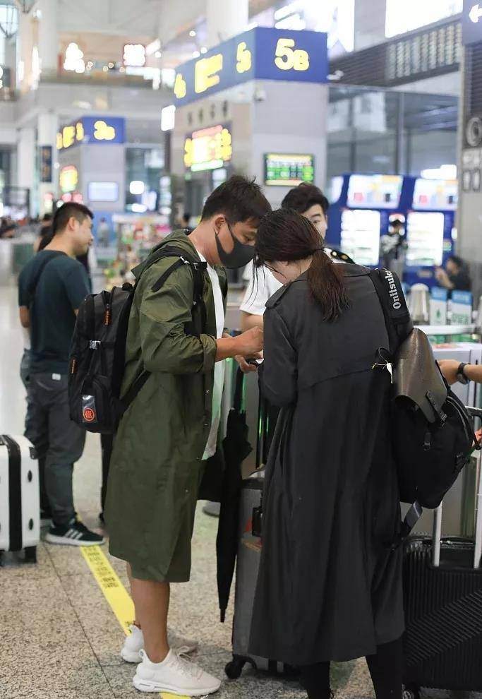 身材|黄磊孙莉穿情侣装坐高铁，13岁多多露脐装太时尚，身材比例更惊艳