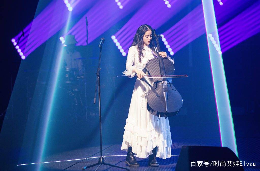 夏天|欧阳娜娜《乐队的夏天》造型，穿129羽毛衬衫配仙女裙，美成焦点