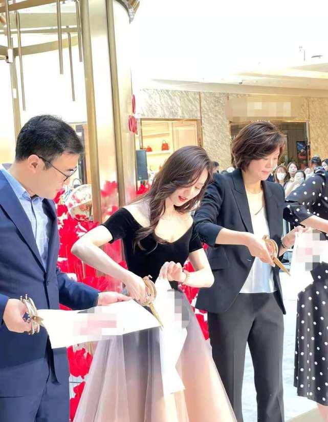 黑色|刘诗诗穿藕粉色渐变纱裙现身，自信优雅如黑天鹅，厦门粉丝有福了