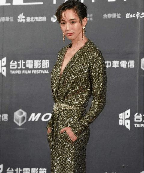 身材|张钧甯不能再瘦了，穿亮片连体裤根本“撑”不起来，少了点女人味