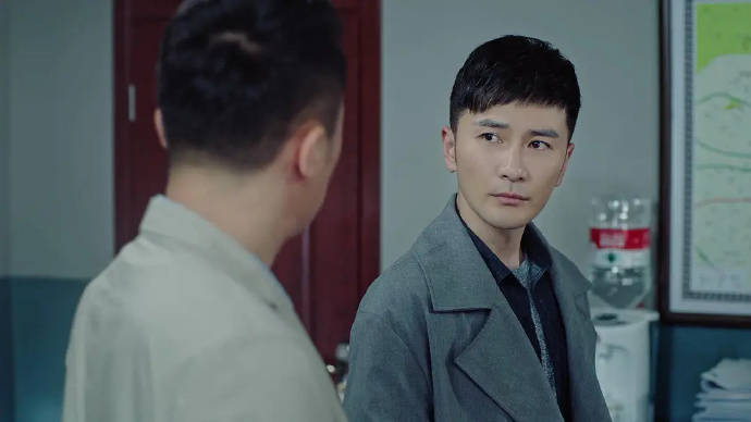 失去妹妹的荣耀把一切都怪到了刘远文的身上,刘远文也非常内疚,从此销