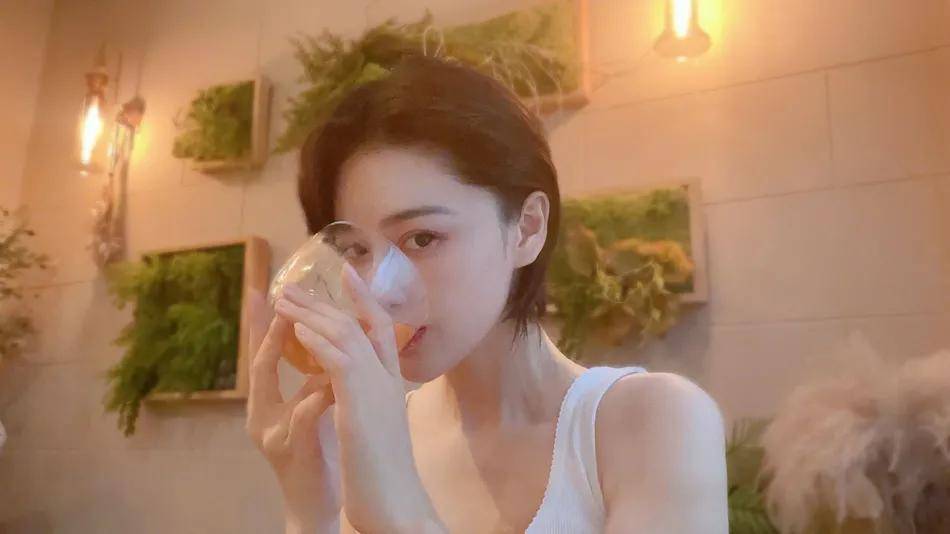 魅力|张馨予甜美妆容大秀娇嫩雪肤！清纯性感魅力兼并