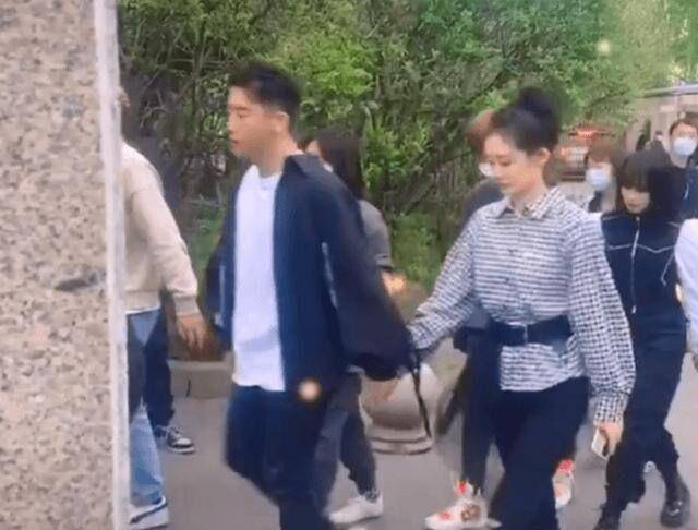 女神|苗苗穿健美裤走机场，公众场合还不遮臀型，挎几万包包像贵妇