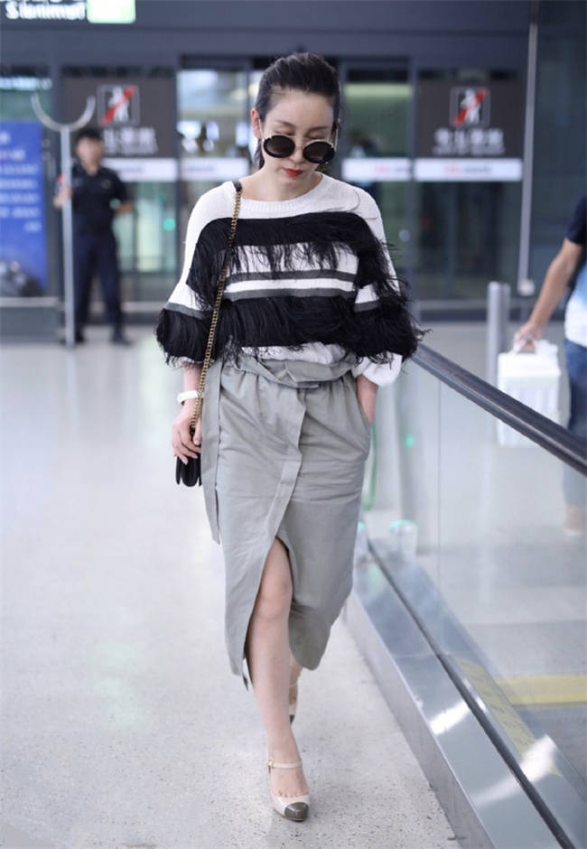 仙女|比印花裙妩媚,比百褶裙凉快,夏天你该入手一条开叉裙!