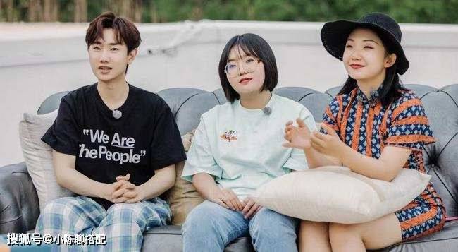 披肩|微胖女生想要穿搭显瘦，多跟辣目洋子学，胖女孩也可以穿得美丽