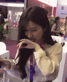 搞笑gif:谁能猜出背景音乐是什么_姑娘