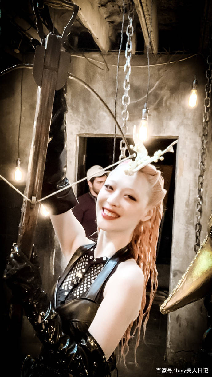 女孩子|崔雪莉很有叛逆高中生既视感！久违的超短裙，还是那个妩媚小野猫