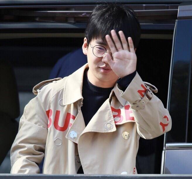 郭麒麟现身节目录制的时候,还是素颜的样子,不过可以看到素颜的郭麒麟