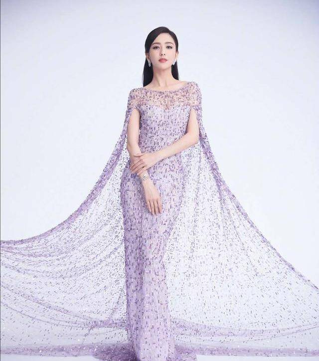 刺绣|36岁佟丽娅真是“貌美如花”，穿三套礼服霸气主持春晚，气质真好