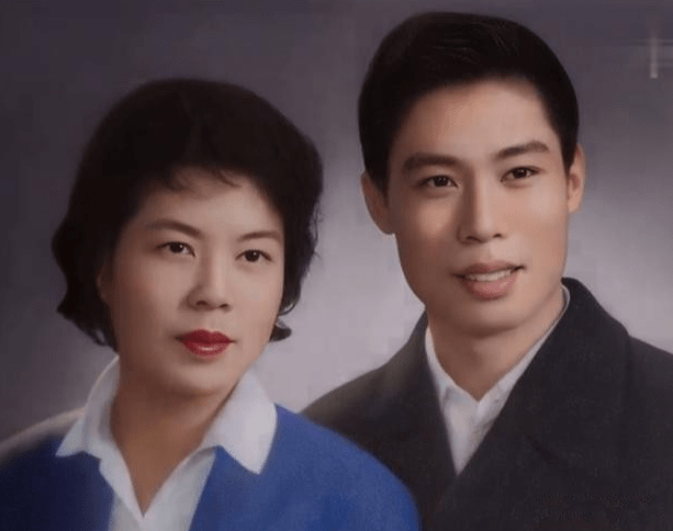 印花|85岁李少芬罕见现身，印花衬衫配裤装气质不输袁泉，钟南山也出镜