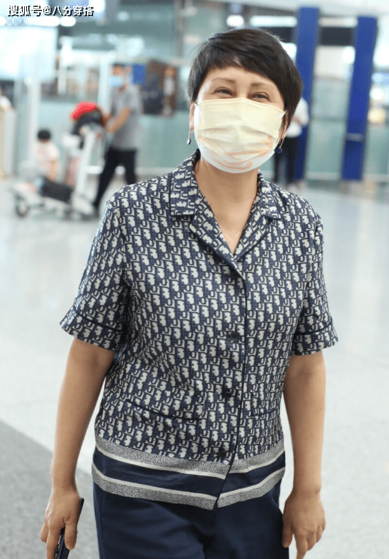 凯丽|张凯丽58岁了,双腿还是那么纤细笔直,印花外套配短裤高级洋气