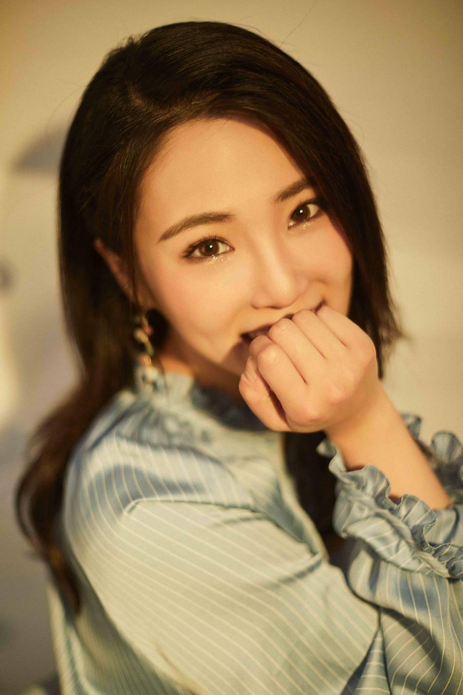 上衣|张凯丽女儿张可盈近照曝光五官精致 娃娃衫搭A字裙造型清爽