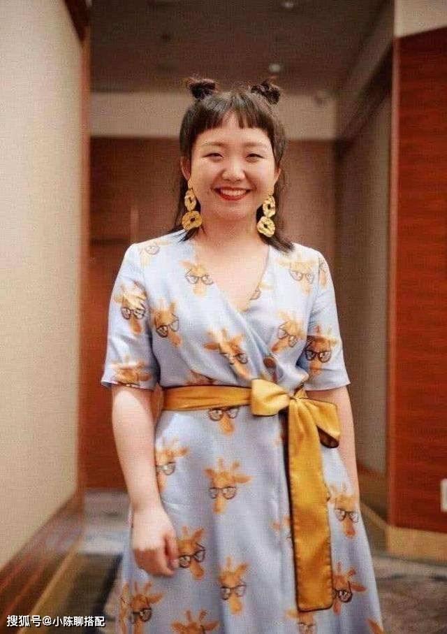 披肩|微胖女生想要穿搭显瘦,多跟辣目洋子学,胖女孩也可以穿得美丽