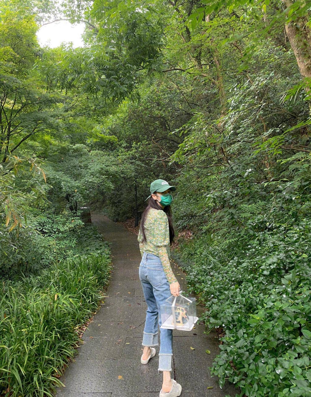 迪丽热巴|迪丽热巴真是枚吃货，穿碎花上衣踩拖鞋爬山，手拎奶油蛋糕不嫌累