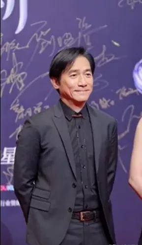 袁冰妍|星动之夜,关晓彤总算穿对,王一博蕾丝辣眼,赵丽颖艳压全场