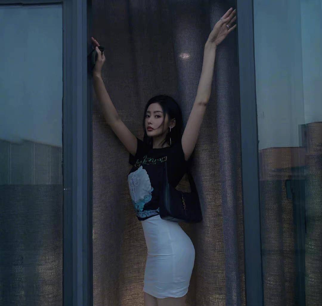 张天|张天爱这身材确实好,黑色t恤配白色包臀裙侧面看s形,真是羡慕