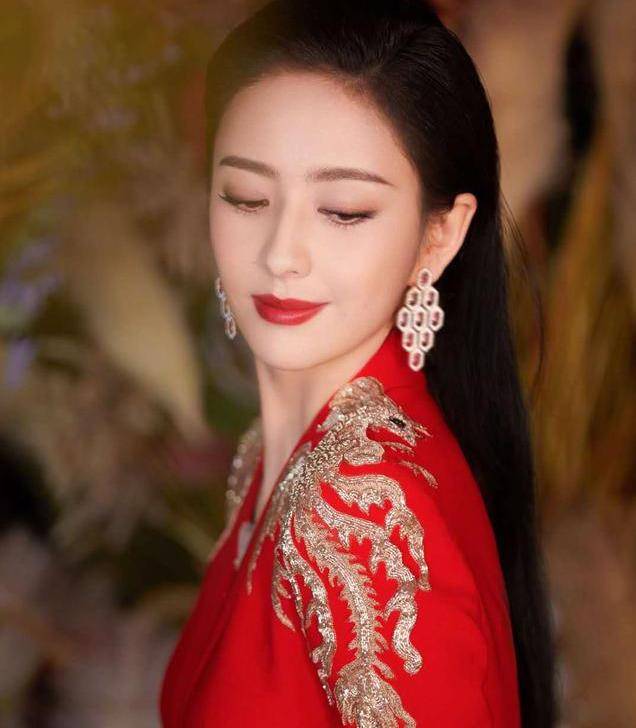 刺绣|36岁佟丽娅真是“貌美如花”，穿三套礼服霸气主持春晚，气质真好