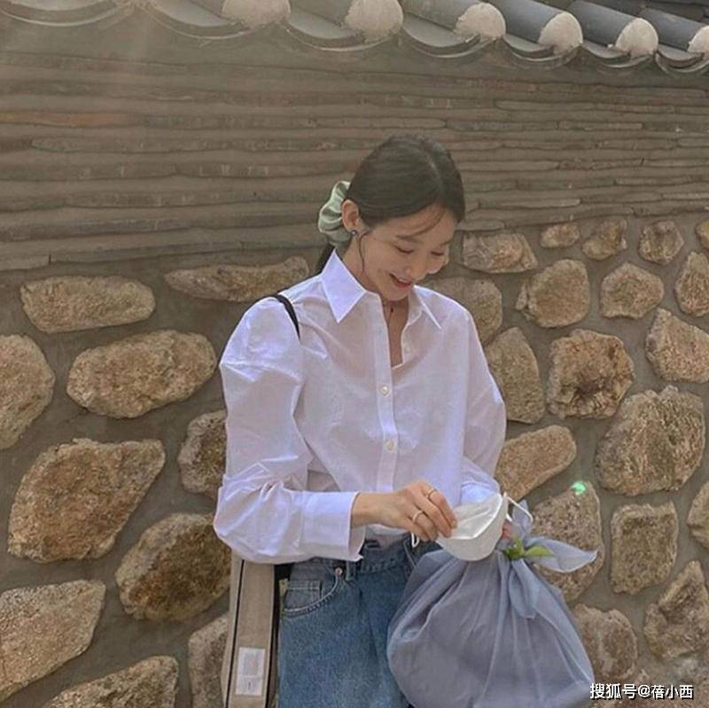 经典|又被周涛的优雅气质迷倒了，穿白衬衫配淡雅妆容亮相，美得很高级