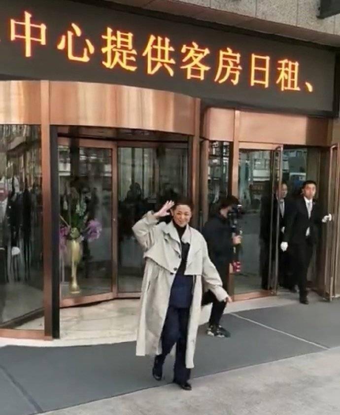 黑色|倪萍终于高调美回来,卡其色长风衣搭配阔腿裤气场开挂,哪像60岁
