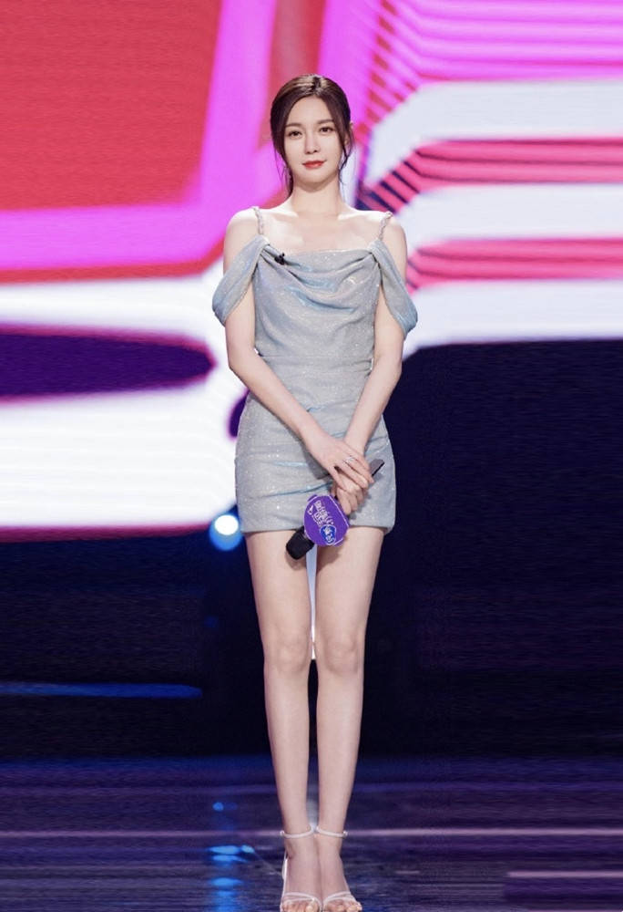 曲线美|汪峰大女儿穿衣随了亲妈葛荟婕,才16岁穿吊带裙走轻熟风,太惊艳