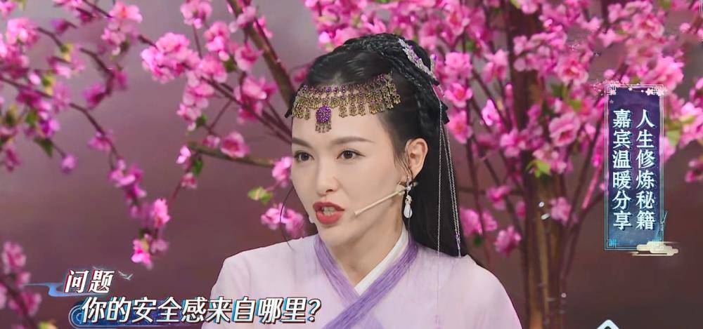 漂亮|唐嫣现身彩排，宽松裙平底鞋被怀疑怀二胎，素颜美炸