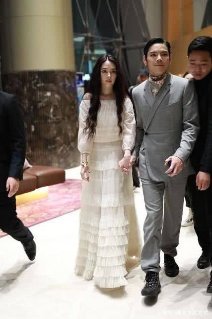 一身|郭碧婷和向佐现身,郭碧婷穿长裙似仙女,向佐换两套私服都好帅!