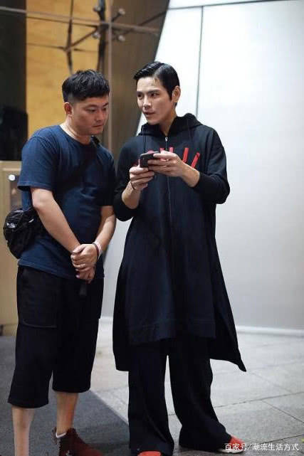 一身|郭碧婷和向佐现身,郭碧婷穿长裙似仙女,向佐换两套私服都好帅!