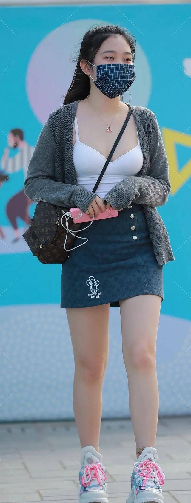 显得|连衣裙与牛仔裤的搭配美观大气，尽显青春风采，精致优雅