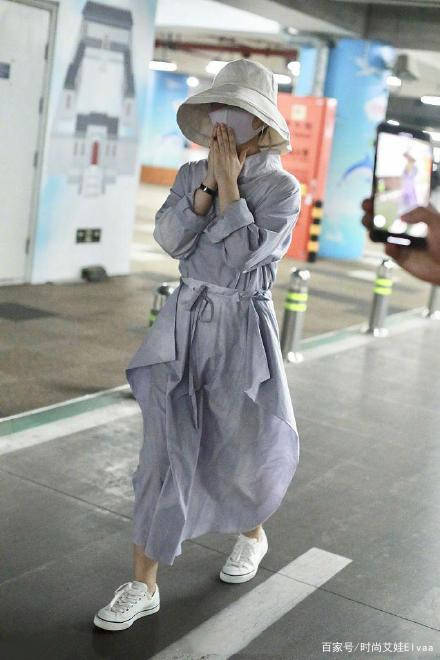 赵丽颖|赵丽颖产后机场首秀，穿3千6衬衣配3780半裙，戴渔夫帽美得认不出