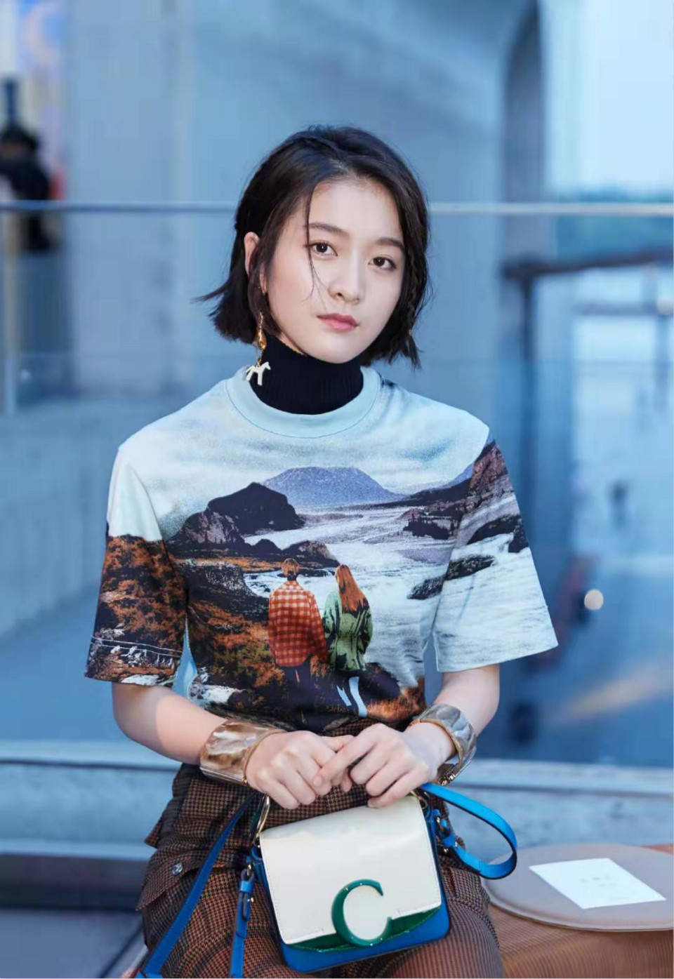 迎新|张雪迎新剧新发型，红裙上演锁骨杀，全新风格美得出众！