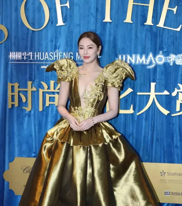 黑色|时尚大赏女星争艳：倪妮瘦到皮包骨，张雨绮深V快要开到肚脐眼？