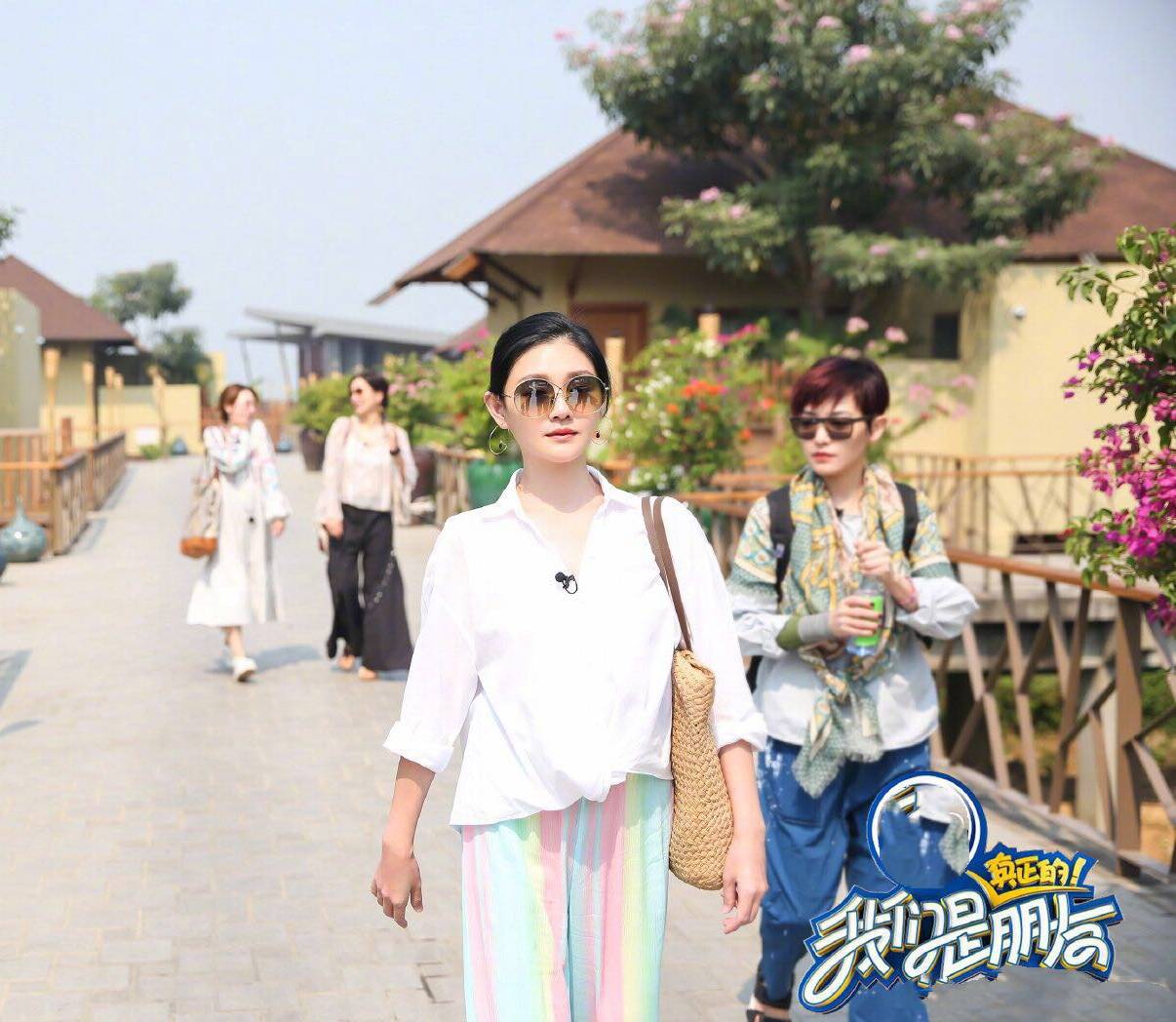 条纹|暑期海岛出游怎么穿?学大S短T搭配条纹半裙,清甜又减龄