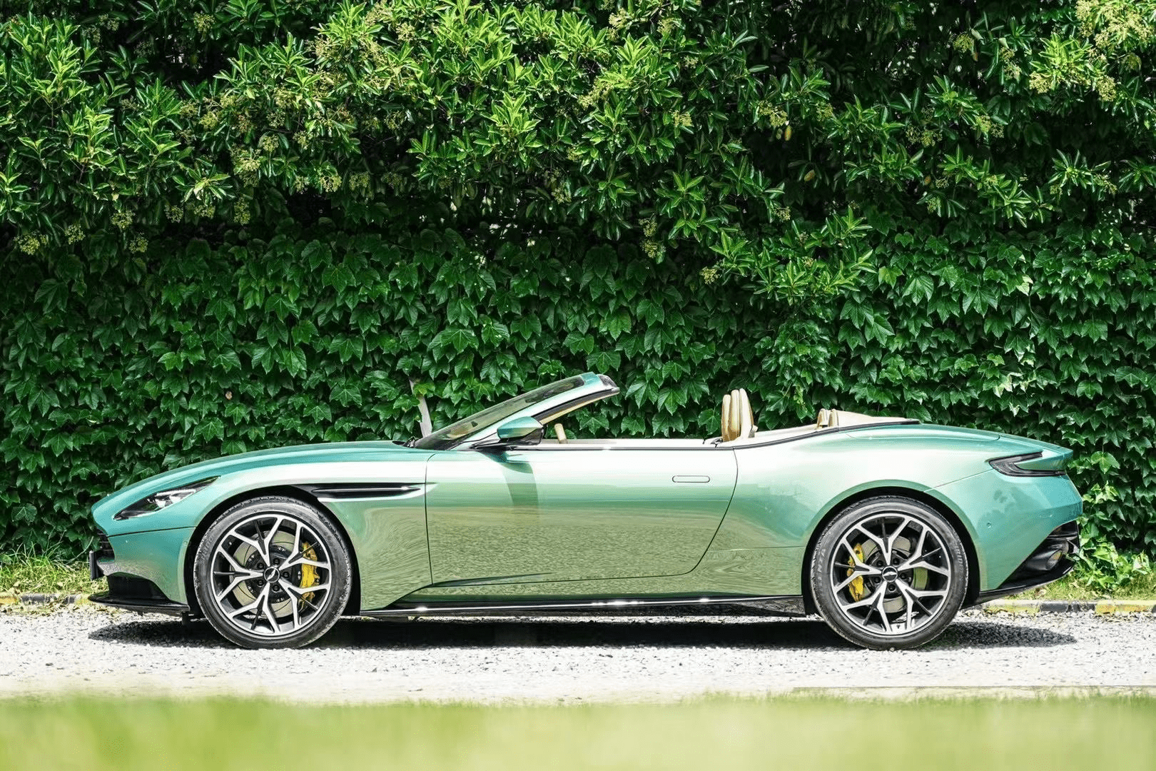 全球仅此唯一一台,虹彩翡翠绿色db11敞篷,70周年纪念版