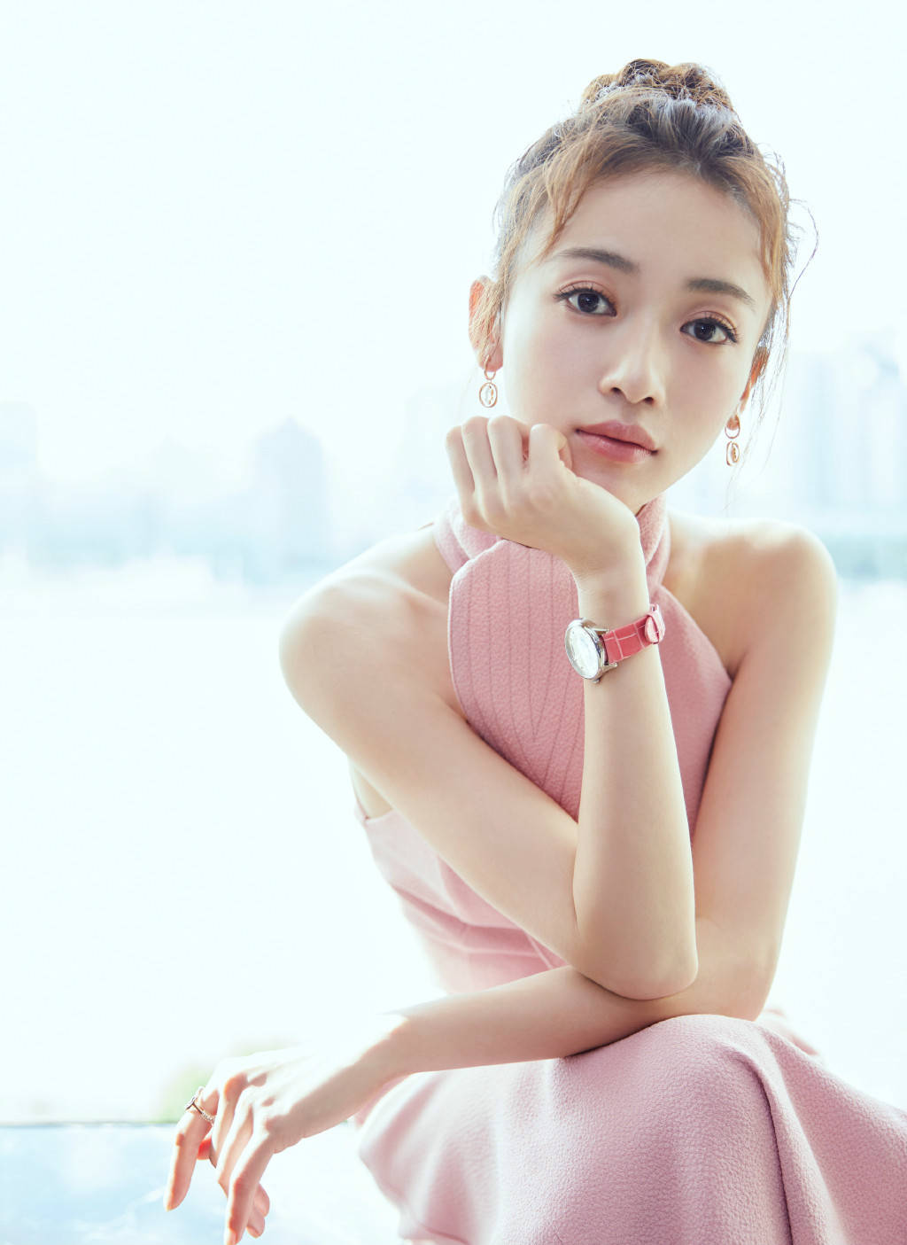 攻略|皇后璎珞再合体！秦岚黑裙优雅吴谨言粉裙少女，9岁的差异有点大
