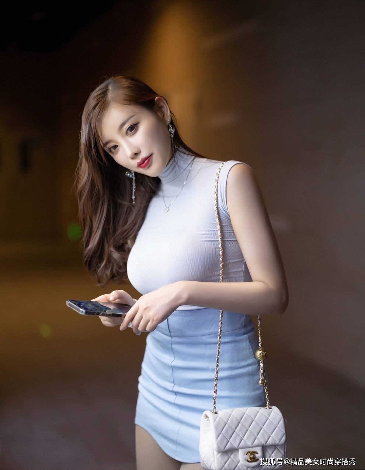凹凸|凹凸有致的身材穿修身连衣裙，好身材就这么轻松地穿了出来！
