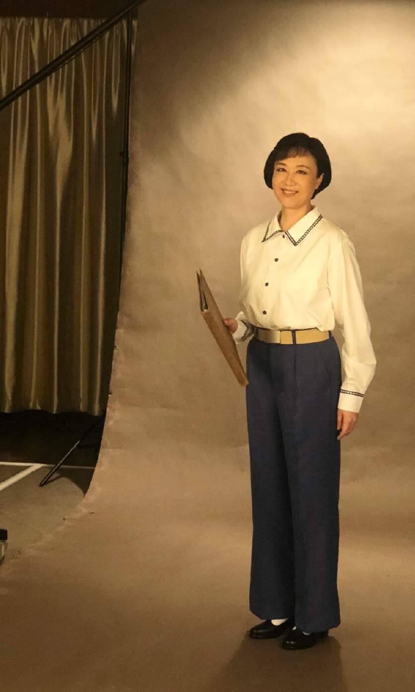 视觉|吴玉芳认真打扮挺贵气,穿黑色吊带裙优雅高级,老阿姨也是洋气人