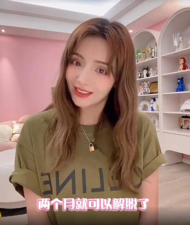 体重|麦迪娜手捧8个月孕肚，自曝孕期便秘严重，被网友催生三胎很崩溃