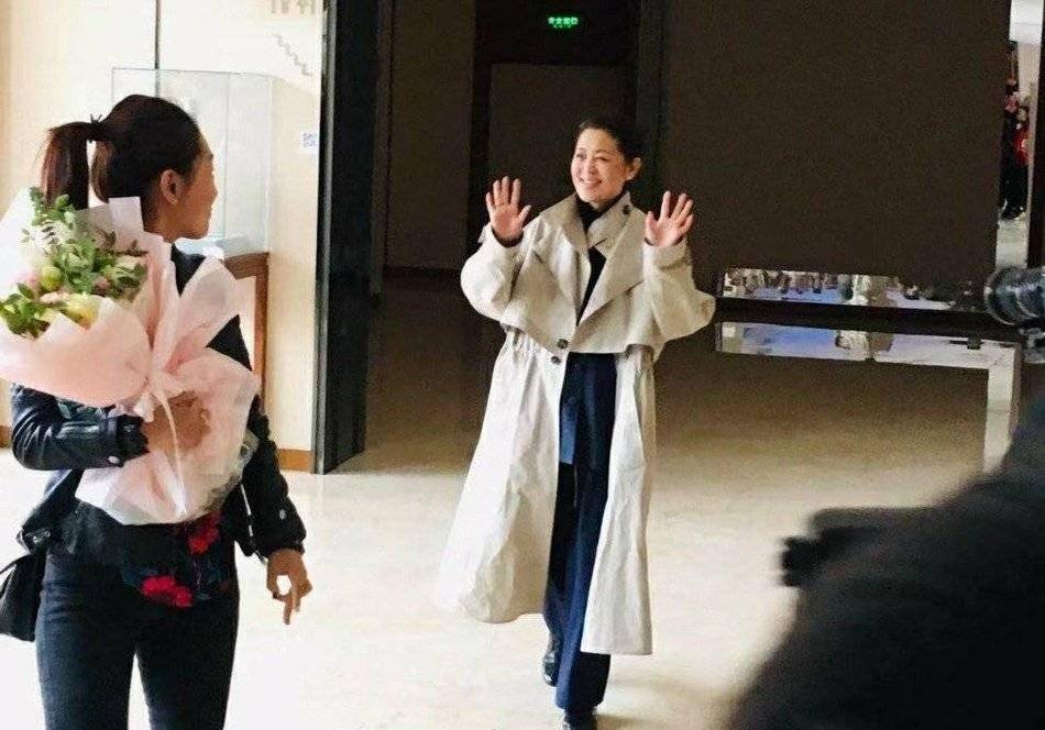 黑色|倪萍终于高调美回来,卡其色长风衣搭配阔腿裤气场开挂,哪像60岁