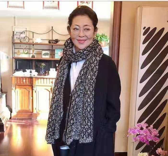 黑色|倪萍终于高调美回来,卡其色长风衣搭配阔腿裤气场开挂,哪像60岁