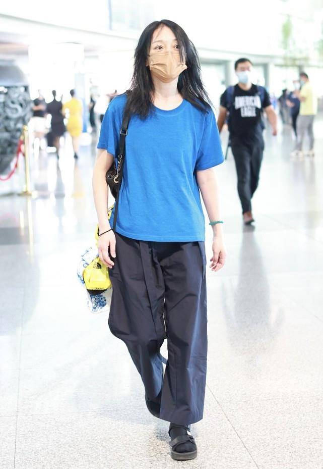 黑色|周迅的打扮永远那么简单，穿蓝色短袖T恤搭黑色休闲裤，很朴素！