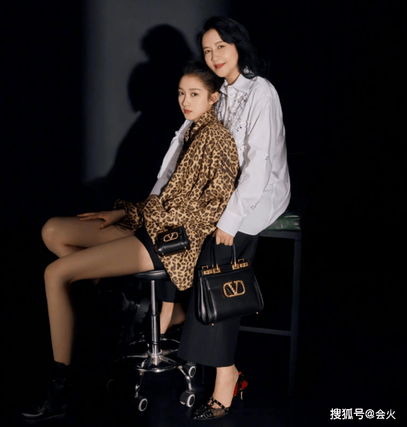 女儿|关晓彤穿豹纹与妈妈拍大片！母女两人高跟鞋换着穿，纤细长腿抢镜