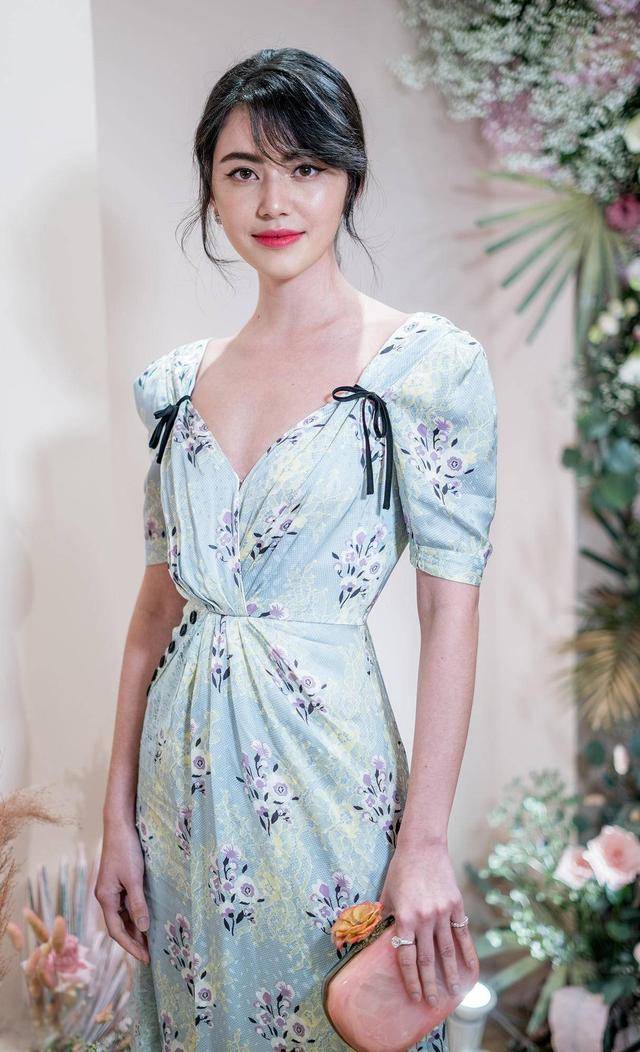 Mai|泰国女星Mai穿印花裙参加好友婚礼，优雅气质抢尽新娘风头