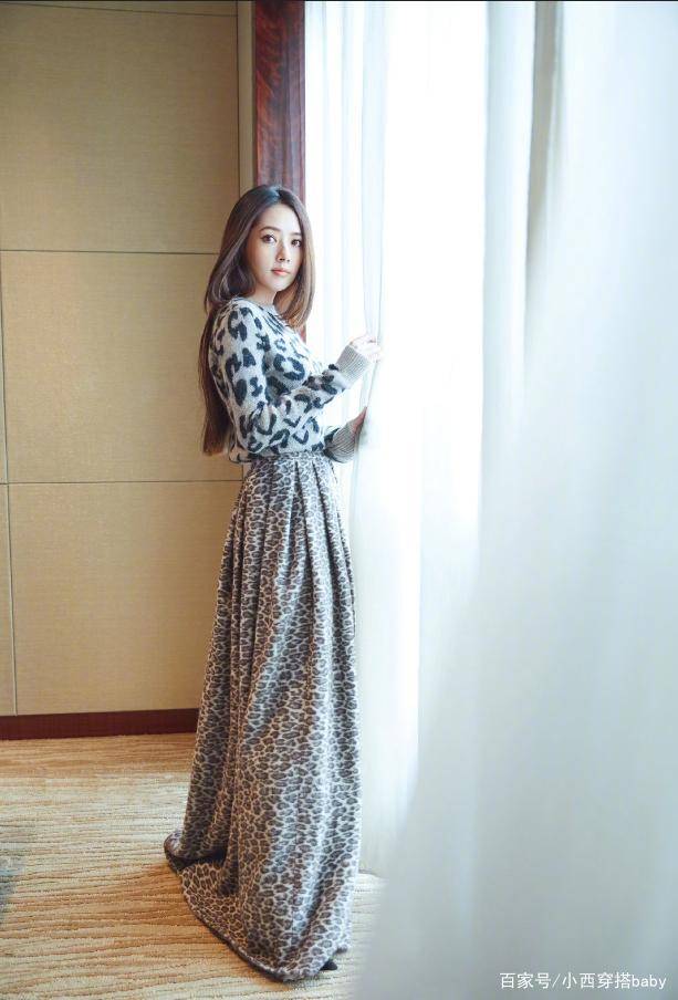 一身|混血儿郭碧婷，长卷发配蓝色亮片裙神似美人鱼，分外迷人！