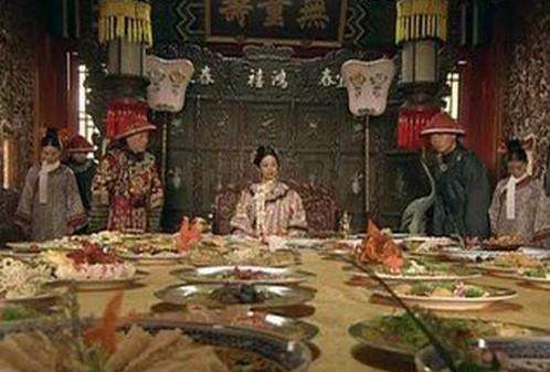 德龄|慈禧吃一次饭，会布约150道菜，一道菜再可口，也决不能吃过三口