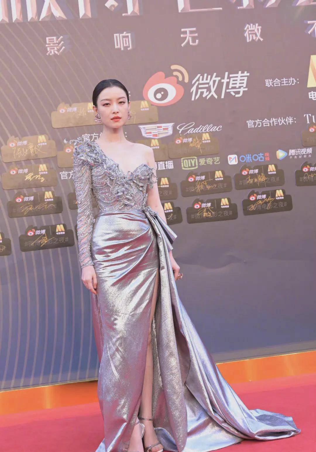黑色|童瑶倪妮现身发布会!童瑶黑白配又壮又土气,倪妮内衣外穿更撩人