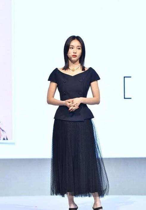 设计|王子文胆子不小,1米59敢穿显腿短的靴子,还好红色连体裤加分了